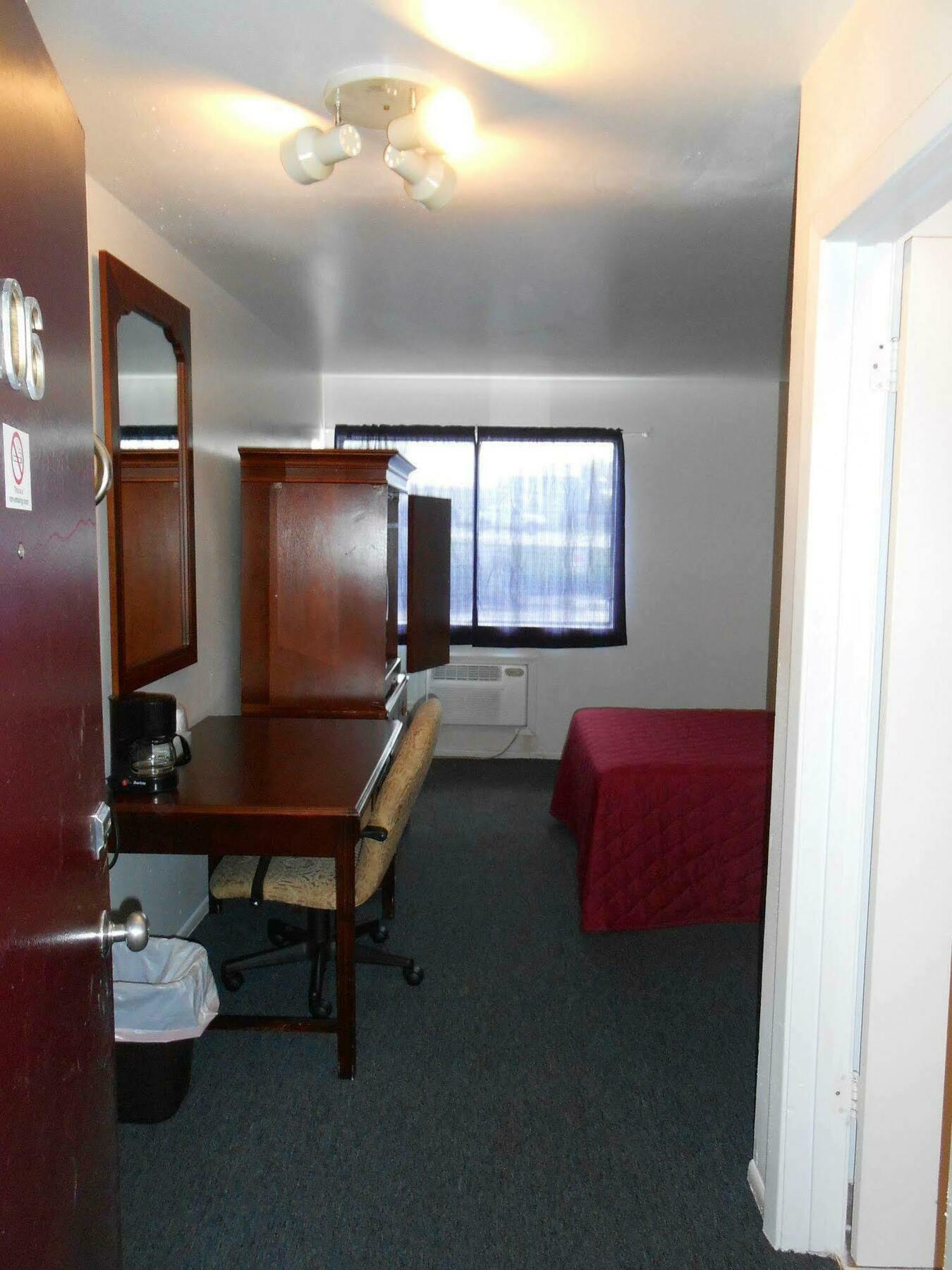 Midway Inn 锡达福尔斯 外观 照片